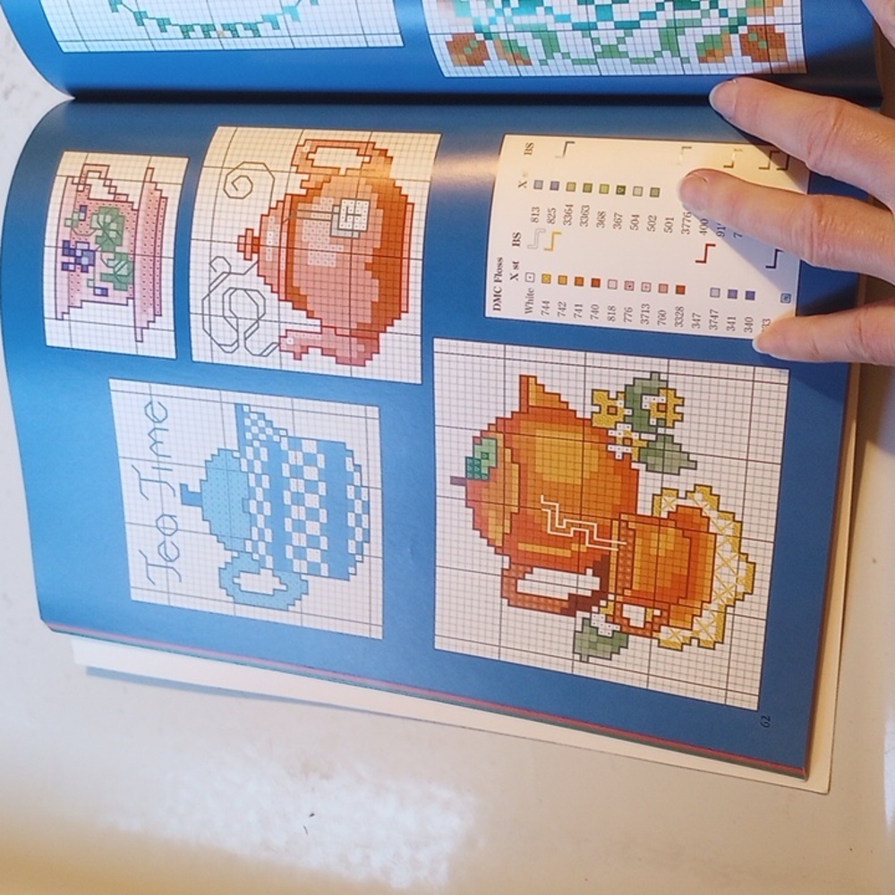 Donna Kooler's 555 Country Cross-Stitch Patterns, Vintage Craft Book - Picture 5 of 7